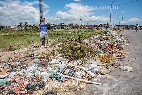  Trash and rubble illegally discarded even with sign warning about fine  - Fortaleza city - Ceara state (CE) - Brazil
