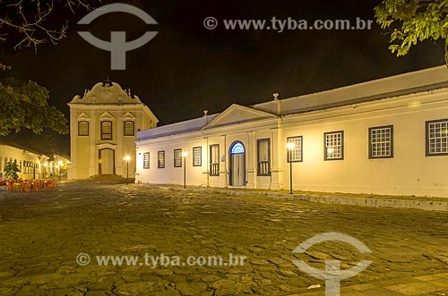  Facade of the Conde dos Arcos Palace - to the right - with the Our Lady of the Good Death Church (1779) - also now houses the Museum of Sacred Art of Boa Morte - in the background at night  - Goias city - Goias state (GO) - Brazil