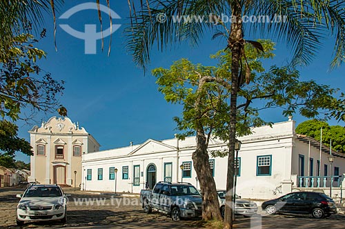  Facade of the Conde dos Arcos Palace - to the right - with the Our Lady of the Good Death Church (1779) - also now houses the Museum of Sacred Art of Boa Morte - in the background  - Goias city - Goias state (GO) - Brazil