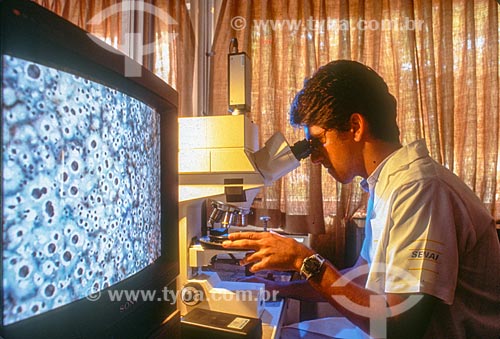  Young woman using microscope - laboratory of SENAI (National Industrial Apprenticeship Service) - 90s  - Rio de Janeiro city - Rio de Janeiro state (RJ) - Brazil
