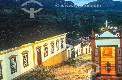  Faithful raying - Passos da Paixao Chapel (1740) - Largo da Camara Square - 2000s  - Tiradentes city - Minas Gerais state (MG) - Brazil