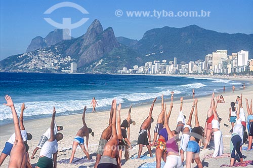  Gymnastics - Ipanema Beach waterfront - 2000s  - Rio de Janeiro city - Rio de Janeiro state (RJ) - Brazil