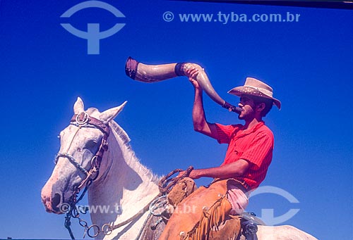  Cowboy playing blowing horn - amazonian region - 90s 