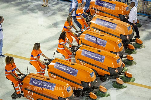  Street sweeper of COMLURB - doing cleaning with sweeping machine - also known as laranjinhas (small oranges) - in the Marques de Sapucai Sambadrome during interval between the samba schools  - Rio de Janeiro city - Rio de Janeiro state (RJ) - Brazil