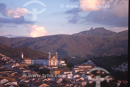  General view of the Ouro Preto city historic center with the Museum of the Inconfidencia (1780) and Our Lady of Mount Carmel Church (1756) to the left and the Itacolomi Peak in the background - 2000s  - Ouro Preto city - Minas Gerais state (MG) - Brazil