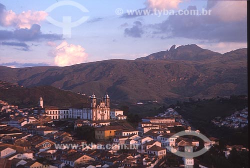  General view of the Ouro Preto city historic center with the Museum of the Inconfidencia (1780) and Our Lady of Mount Carmel Church (1756) to the left and the Itacolomi Peak in the background - 2000s  - Ouro Preto city - Minas Gerais state (MG) - Brazil