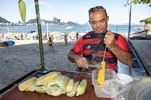  Street vendor of boiled corn - Copacabana Beach waterfront  - Rio de Janeiro city - Rio de Janeiro state (RJ) - Brazil