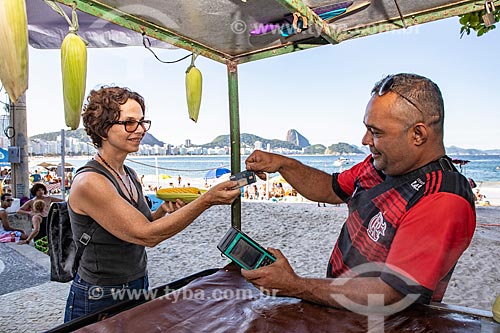  Street vendor of boiled corn using card machine - Copacabana Beach waterfront  - Rio de Janeiro city - Rio de Janeiro state (RJ) - Brazil