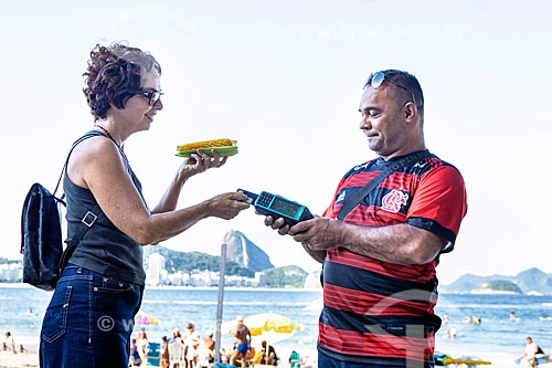  Street vendor of boiled corn using card machine - Copacabana Beach waterfront  - Rio de Janeiro city - Rio de Janeiro state (RJ) - Brazil