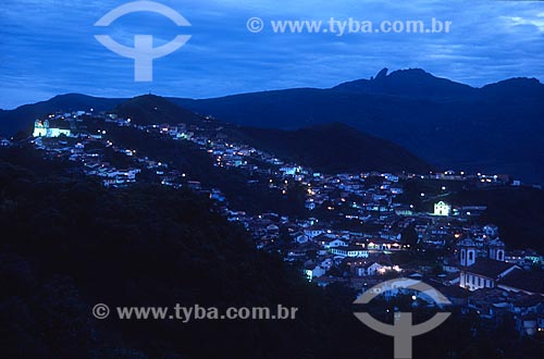  General view of the Ouro Preto city historic center during the nightfall with the Itacolomi Peak in the background - 2000s  - Ouro Preto city - Minas Gerais state (MG) - Brazil