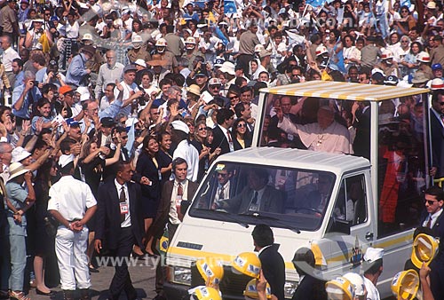  Pope John Paul II - open car parade during apostolic journey to Brazil to participate in the II World Meeting with Families  - Rio de Janeiro city - Rio de Janeiro state (RJ) - Brazil