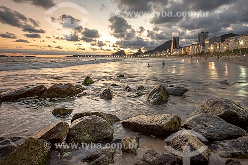  View of Copacabana Beach during the sunset with the Cabritos Mountain (Kid Goat Mountain) from the Leme Beach  - Rio de Janeiro city - Rio de Janeiro state (RJ) - Brazil