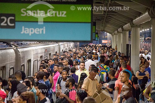  Passengers boarding - Sao Cristovao Station of Supervia - rail transport services concessionaire  - Rio de Janeiro city - Rio de Janeiro state (RJ) - Brazil