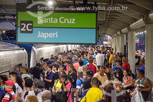  Passengers boarding - Sao Cristovao Station of Supervia - rail transport services concessionaire  - Rio de Janeiro city - Rio de Janeiro state (RJ) - Brazil