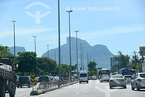  Traffic - Americas Avenue with the Rock of Gavea in the background  - Rio de Janeiro city - Rio de Janeiro state (RJ) - Brazil