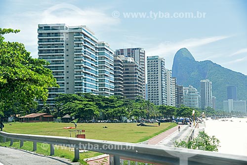  View of the Sao Conrado Beach waterfront from the Engineer Fernando Mac Dowell Highway - also known as Lagoa-Barra Highway - with the Morro Dois Irmaos (Two Brothers Mountain) in the background  - Rio de Janeiro city - Rio de Janeiro state (RJ) - Brazil