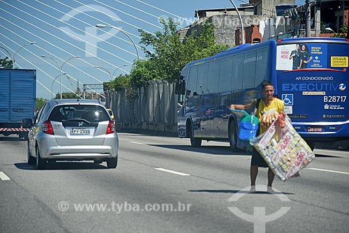  Street vendor of tapioca flour biscuit Globo - Red Line (Linha Vermelha)  - Rio de Janeiro city - Rio de Janeiro state (RJ) - Brazil