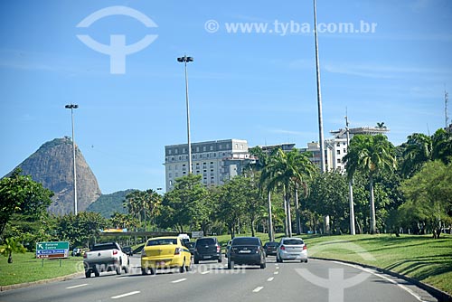  Traffic - Infante Dom Henrique Avenue with the Sugarloaf in the background  - Rio de Janeiro city - Rio de Janeiro state (RJ) - Brazil