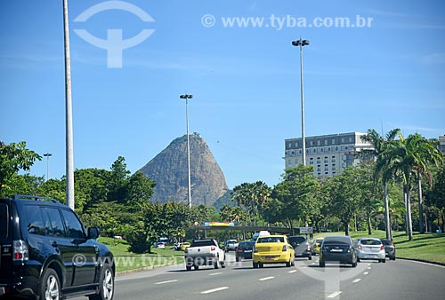  Traffic - Infante Dom Henrique Avenue with the Sugarloaf in the background  - Rio de Janeiro city - Rio de Janeiro state (RJ) - Brazil