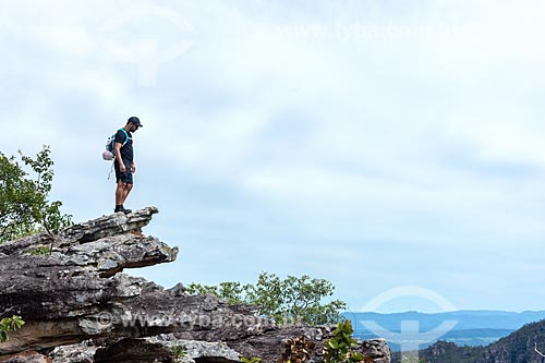  Man observing view during walk - Chapada dos Veadeiros National Park  - Goias state (GO) - Brazil