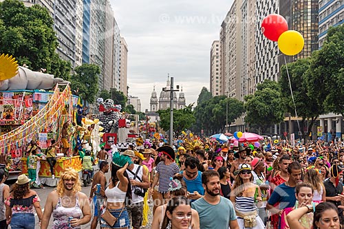  Revelers - Presidente Vargas Avenue during the carnival with the Our Lady of Candelaria Church in the background  - Rio de Janeiro city - Rio de Janeiro state (RJ) - Brazil