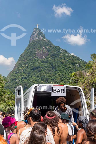  Improvised bar - Mirante Dona Marta during the carnival with the Christ the Redeemer in the background  - Rio de Janeiro city - Rio de Janeiro state (RJ) - Brazil