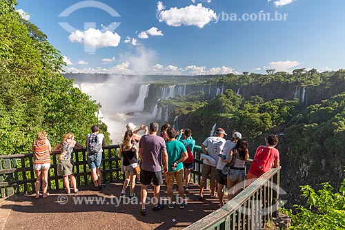  Tourists observing view from Iguassu National Park mirante  - Foz do Iguacu city - Parana state (PR) - Brazil