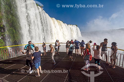  Tourists in the garganta do diabo mirante - Iguassu National Park  - Foz do Iguacu city - Parana state (PR) - Brazil