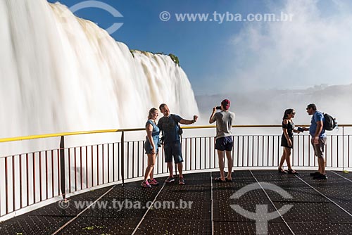  Tourists in the garganta do diabo mirante - Iguassu National Park  - Foz do Iguacu city - Parana state (PR) - Brazil