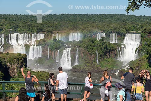  Tourists observing view from Iguassu National Park mirante  - Foz do Iguacu city - Parana state (PR) - Brazil