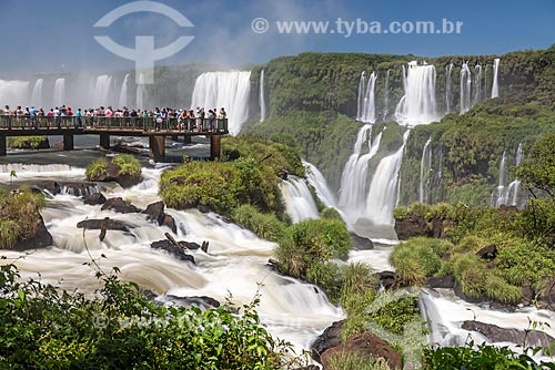  Tourists in the garganta do diabo mirante - Iguassu National Park  - Foz do Iguacu city - Parana state (PR) - Brazil