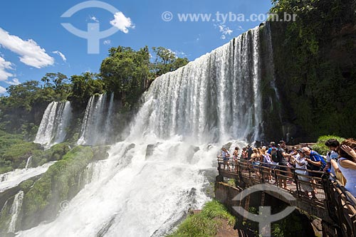 Tourists observing view from Iguassu National Park mirante  - Puerto Iguazu city - Misiones province - Argentina