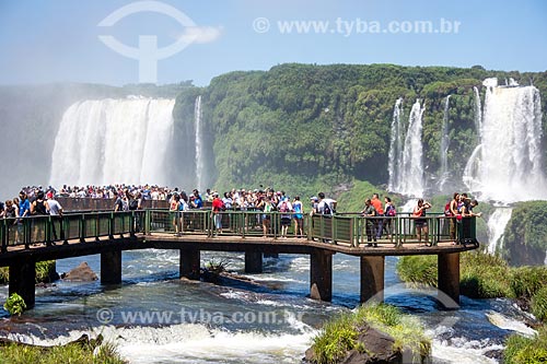  Tourists observing view from Iguassu National Park mirante  - Foz do Iguacu city - Parana state (PR) - Brazil
