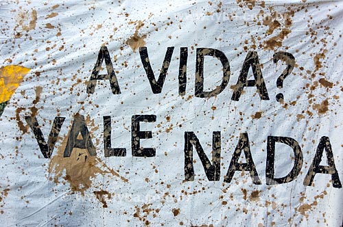 Detail of poster that say: A vida vale nada (Life is worth nothing) during demonstration after the dam rupture of the Vale do Rio Doce Company mining rejects in Brumadinho city (MG)  - Rio de Janeiro city - Rio de Janeiro state (RJ) - Brazil