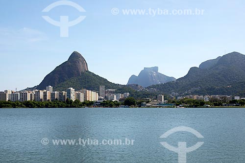  View of the Rodrigo de Freitas Lagoon with the Morro Dois Irmaos (Two Brothers Mountain) and the Rock of Gavea in the background  - Rio de Janeiro city - Rio de Janeiro state (RJ) - Brazil