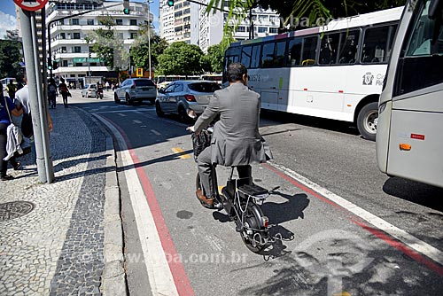  Cyclist in bike lane - Santa Luzia Street  - Rio de Janeiro city - Rio de Janeiro state (RJ) - Brazil