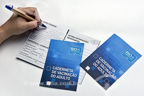  Person completing with personal data the Adult Vaccination Booklet provided free of charge at the Municipal Health Center  - Rio de Janeiro city - Rio de Janeiro state (RJ) - Brazil