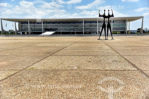 Sculpture Os Guerreiros (The Warriors) - also known as Os Candangos - with the Palacio do Planalto (Planalto Palace) - headquarters of government of Brazil - in the background  - Brasilia city - Distrito Federal (Federal District) (DF) - Brazil