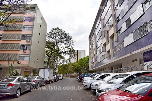  Cars parked opposite to buildings of residential superquadra - SQS 204 - residential superquadra  - Brasilia city - Distrito Federal (Federal District) (DF) - Brazil