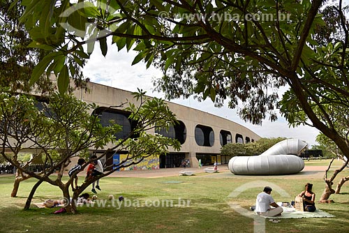  Family picnicking - garden of the Bank of Brazil Cultural Center of Brasilia (2000)  - Brasilia city - Distrito Federal (Federal District) (DF) - Brazil