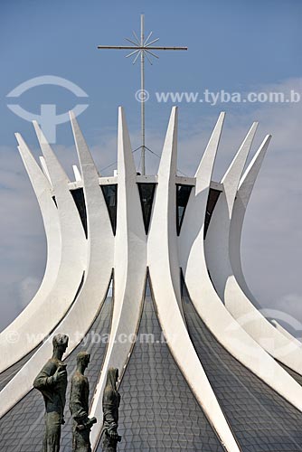 Os Evangelistas (The Evangelists) sculpture - Matthew, Mark and Luke with the Metropolitan Cathedral of Our Lady of Aparecida (1970) - also known as Cathedral of Brasilia - in the background  - Brasilia city - Distrito Federal (Federal District) (DF) - Brazil