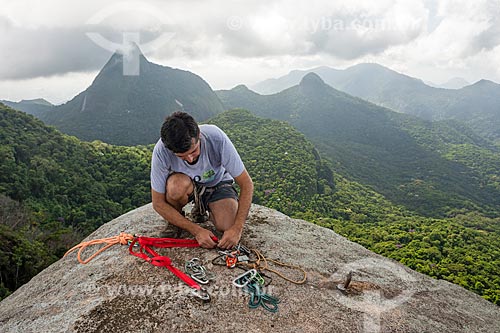  Climber preparing carabiner clips to rappel - Bico do Papagaio Mountain - Tijuca National Park  - Rio de Janeiro city - Rio de Janeiro state (RJ) - Brazil