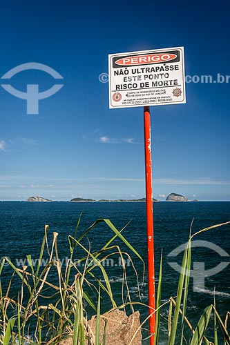  Warning plaque - Rio de Janeiro waterfront with the Natural Monument of Cagarras Island in the background  - Rio de Janeiro city - Rio de Janeiro state (RJ) - Brazil