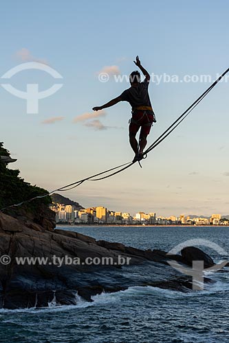  Practitioner of slackline - Rio de Janeiro waterfront  - Rio de Janeiro city - Rio de Janeiro state (RJ) - Brazil