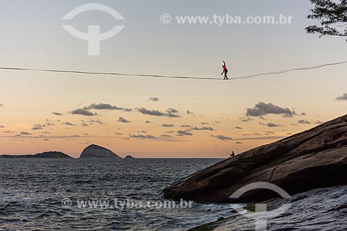  Practitioner of slackline - Rio de Janeiro waterfront with the Natural Monument of Cagarras Island in the background  - Rio de Janeiro city - Rio de Janeiro state (RJ) - Brazil