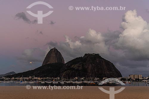  View of the sunset Sugarloaf from Botafogo Beach  - Rio de Janeiro city - Rio de Janeiro state (RJ) - Brazil