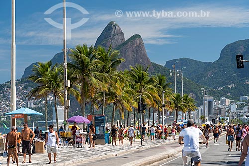  View of the Ipanema Beach waterfront with the Vieira Souto Avenue - closed to traffic for use as a leisure area - with the Morro Dois Irmaos (Two Brothers Mountain) in the background  - Rio de Janeiro city - Rio de Janeiro state (RJ) - Brazil