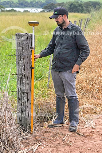  Agronomist engineer using GPS for measuring rural area  - Buritama city - Sao Paulo state (SP) - Brazil