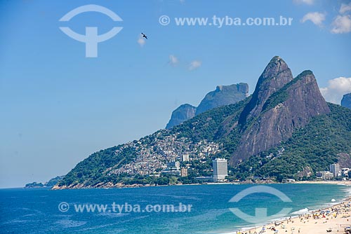  View of the Ipanema Beach waterfront with the Morro Dois Irmaos (Two Brothers Mountain) and the Rock of Gavea in the background  - Rio de Janeiro city - Rio de Janeiro state (RJ) - Brazil