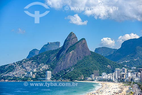  View of the Ipanema Beach waterfront with the Morro Dois Irmaos (Two Brothers Mountain) and the Rock of Gavea in the background  - Rio de Janeiro city - Rio de Janeiro state (RJ) - Brazil